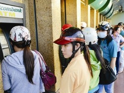 Muôn vàn lận đận, rủi ro khi rút tiền ATM dịp cận tết