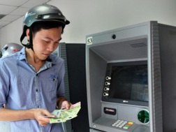 Phí tiền mặt: Chỉ béo ngân hàng! 