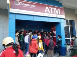 Rồng rắn đi rút tiền tại ATM, rút được... cục tức