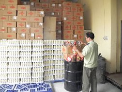 Bánh kẹo, nước uống hết hạn sử dụng, vi phạm về nhãn mác bị quản lý thị trường TP.HCM tạm giữ