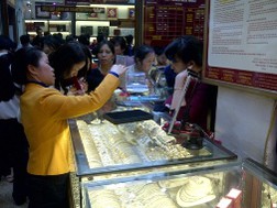 Giữa trưa mưa phùn, người Hà Nội xếp hàng mua vàng ngày vía Thần tài
