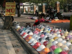 &ldquo;Đánh&rdquo; vào người đội mũ bảo hiểm giả là có lỗi với dân!