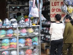 Hà Nội kiểm tra, thu giữ lượng lớn mũ bảo hiểm