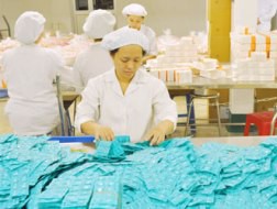 Cùng một loại thuốc nhưng doanh nghiệp lựa chọn nguyên liệu giá rẻ, đầu tư nhỏ, giá thành phẩm thấp sẽ &ldquo;thắng&rdquo; doanh nghiệp đầu tư lớn, mua nguyên liệu tốt, giá thành phẩm cao. Ảnh: TÙNG SƠN