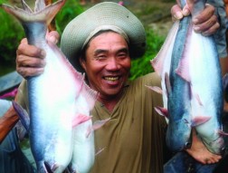 Người nuôi cá tra mong được thường xuyên cười tươi - Ảnh: Duy Khương (thuysanvietnam)