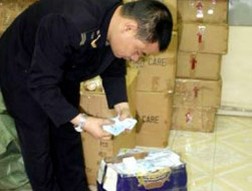 Simcard điện thoại mạng Vinaphon nhập lậu từ Trung Quốc bị lực lượng Hải quan bắt giữ.