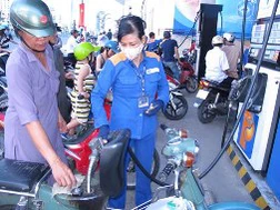 Giá xăng thế giới giảm mạnh, doanh nghiệp lãi gần 1.000 đồng