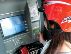 "Điểm danh" 8 ngân hàng thu phí ATM nội mạng