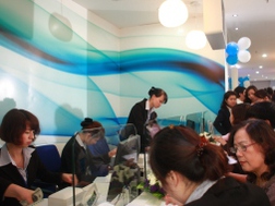 Khách hàng đến giao dịch tại PGD Trung Yên sáng 4/4 (ảnh: N.H)