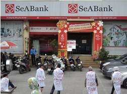 một số cá nhân tụ tập trước trụ sở Chi nhánh Láng Hạ (ảnh Internet)