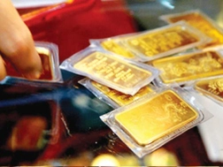 Giá vàng hạ 130 nghìn đồng/lượng, ngân hàng bán USD kịch trần