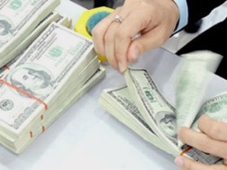 Ngân hàng tiếp tục đẩy tăng giá bán USD