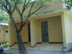 Nhà vệ sinh chỉ hơn 29 m2 tại Trường THCS Long Hiệp nhưng có tổng số vốn đầu tư lên tới gần 600 triệu đồng - Ảnh: Tuổi Trẻ.