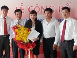 Trao quyết định bổ nhiệm Phó giám đốc CN Tây Hà Nội cho bà Trần Thị Thu Thủy.
