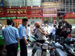 Đường lại ùn tắc vì người dân đổ đi mua vàng