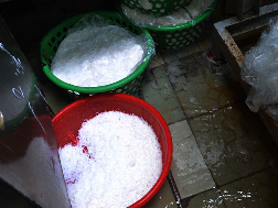 Dùng hóa chất tái chế bún