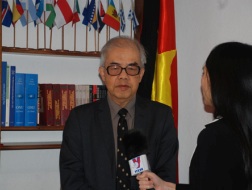  Chuyên gia kinh tế Vũ Giản trao đổi với phóng viên TTXVN tại Geneva.