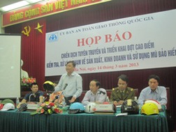 "Không xử phạt người đội mũ bảo hiểm giả"