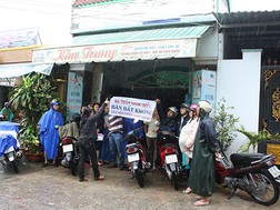 Các khách hàng đang bao vây nhà của bà Trần Ngọc Điều tại huyện Bình Chánh -TPHCM.