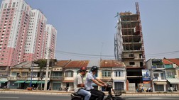 Những ngôi nhà cao thấp đan xen trên đại lộ Võ Văn Kiệt đoạn Q.1, TP.HCM.