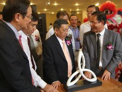 Đại diện Hiệp hội gỗ Bình Dương và Câu lạc bộ doanh nhân Sài Gòn tại một lễ khai trương showroom đồ gỗ. Ảnh: Phạm Thái