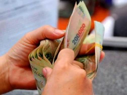 Nhiều doanh nghiệp nợ lương người lao động cả năm trời. Ảnh: VnE