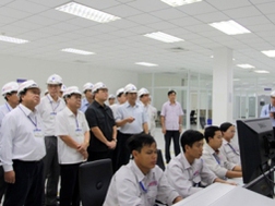 Phó Thủ tướng Hoàng Trung Hải kiểm tra quy trình vận hành Nhà máy Đạm Cà Mau - Ảnh: VGP/Nguyên Linh