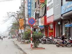 Biển cấm dừng, đỗ phương tiện trên phố Xã Đàn gây ảnh hưởng đến việc kinh doanh của người dân