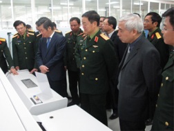 Lãnh đạo Bộ Kế hoạch và Đầu tư và Bộ Quốc phòng tham quan dây chuyền sản xuất của Công ty Thông tin M1 (Viettel)