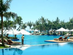 Đầu tư du lịch biển vẫn là lựa chọn của vùng duyên hải miền Trung. Ảnh: Ng.Hùng