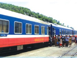 Con tàu Việt Nam đi miết một đường ray