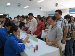 Người lao động đăng ký tìm việc với nhà tuyển dụng tại Sàn giao dịch việc làm lần 1-2013. Ảnh: L.Tuyết