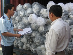 Hải quan KCN Việt Nam- Singapore kiểm tra hàng hoá XK. Ảnh: T.H