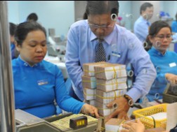 Tiền huy động tăng nhưng dư nợ tín dụng thấp, doanh nghiệp cũng không mặn mà vay khi hàng hóa tồn kho lớn là những khó khăn lớn của nền kinh tế lúc này - Ảnh: Thanh Đạm