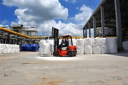 Từ tinh quặng nhôm phải qua nhà máy luyện kim mới sản xuất ra alumin. Ảnh VGP