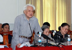 GS Lưu Văn Đạt, Chủ nhiệm Hội đồng tư vấn về dân chủ - pháp luật của UBTƯMTTQ Việt Nam, phát biểu tại hội nghị lấy ý kiến góp ý vào dự thảo sửa đổi Hiến pháp năm 1992. Ảnh: TTXVN