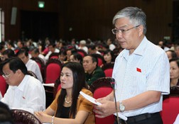 ĐB Phạm Đức Châu (Quảng Trị) cho rằng với quỹ thời gian còn lại sẽ không đủ để tổng kết, kết luận những vấn đề còn có những ý kiến khác nhau trong nội dung dự thảo HP. Ảnh: TTXVN