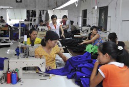 Giá điện tăng sẽ khiến cơ sở may Lê Sỹ Tu ( Đông Hưng, Thái Bình) gặp nhiều khó khăn.