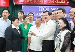 Các cử tri là doanh nhân chuyển những lời kêu cứu của từng ngành đến với Chủ tịch nước Trương Tấn Sang. (Ảnh chụp chiều 25-6) Ảnh: B.NHƠN