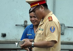 Trung tá Luyến đang làm nhiệm vụ. Ảnh: Phương Nam