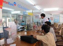 Người nộp thuế tại Ngân hàng Công thương. Ảnh: T.Hằng