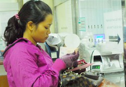 gười dân cần EVN công khai, minh bạch giá điện khi tăng giá. Trong ảnh: Đóng tiền điện tại Công ty Điện lực Chợ Lớn. Ảnh: HTD
