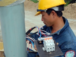 Công nhân công ích bị thiệt hại do áp dụng chế độ lương bất bình đẳng - Ảnh: Diệp Đức Minh