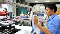 Theo quy định mới, nhà in phải có xác nhận của cơ quan thuế mới được in hóa đơn cho doanh nghiệp thành lập dưới 12 tháng. Trong ảnh: in hóa đơn tại Công ty giấy vi tính Liên Sơn, TP.HCM - Ảnh: T.Đạm
