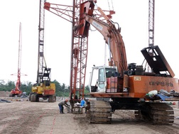 Mặt bằng Nhà máy nhiệt điện Long Phú 1 được tiến hành rải bấc chống thấm - Ảnh: TTXVN