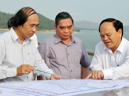 Ông Nguyễn Văn Thiện (bên trái)- Bí thư tỉnh ủy Bình Định - báo cáo về dự án lọc hóa dầu Nhơn Hội với Thường trực Ban Bí thư Lê Hồng Anh (giữa)