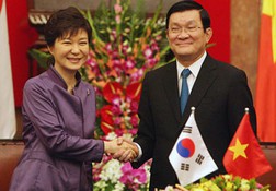 Chủ tịch nước Trương Tấn Sang và Tổng thống Hàn Quốc Park Geun Hye tại cuộc gặp gỡ báo chí sau cuộc hội đàm. Ảnh: TTXVN