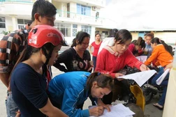 Công nhân làm đơn kêu cứu gửi đến cơ quan chức năng.