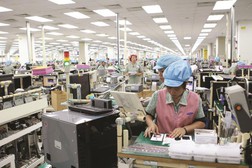 Sản xuất tại Samsung Electrics Việt Nam (KCN Yên Phong, Bắc Ninh) - một trong 13 DN ưu tiên trong lĩnh vực hải quan. Ảnh: T.Bình