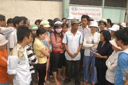 Hàng trăm công nhân Cty Vina HaengWoon Industry chưa đòi lại được quyền lợi. Ảnh: N.Dương